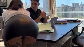 秘书的屁股真他妈棒,...