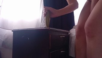 穿着内衣的女孩用震动...