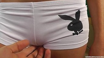 肮脏的女孩被巨大的射精覆盖