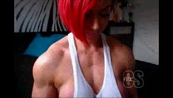 肌肉和红发肤色的辣妹