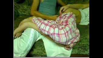 小巧的少女被操得淫水直流