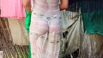 印度村的女孩们学习如何洗澡
