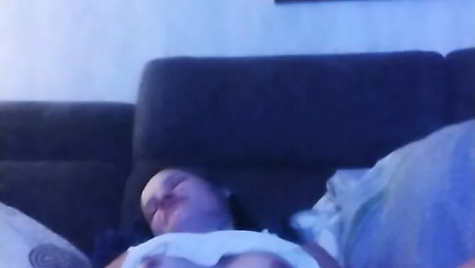少女(18+)用手指刺激自己达到高潮