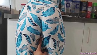 十八岁少女从继父那里...