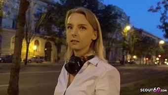 德国少女在假模特工作...