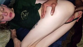 跨种族夫妇享受与女性...