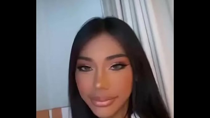 一个非常火辣的伪娘,适合每个人的口味。