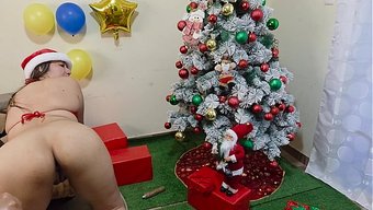 继父发现继女在圣诞节...