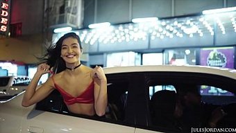 两个男人在emily...