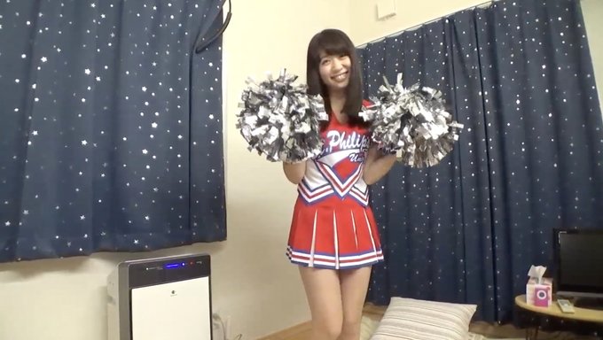 一位来自名牌大学的美丽亚洲啦啦队长在她的成人视频中首次亮相
