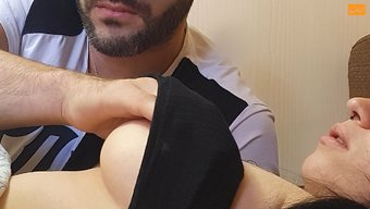 用乳头游戏自慰:感性的体验