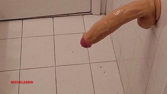 浴室里的大鸡巴和假阳...