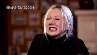 女孩的阴户被粗暴的鞭打蹂躏