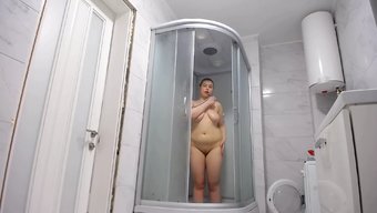 大奶子和大鸡巴在热水淋浴中