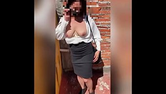 胸部丰满的熟女为公共...