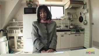 亚洲女人享受激烈的性...
