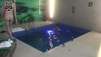 纹身和紧致的身体在泳...