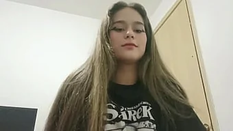 我的继妹给我一个深喉...