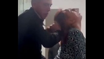 工作背后,我让同事像...