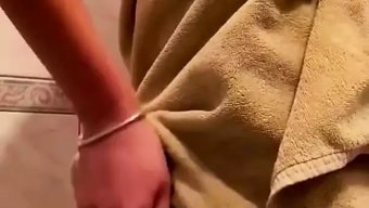 出轨的妻子在派对上被...