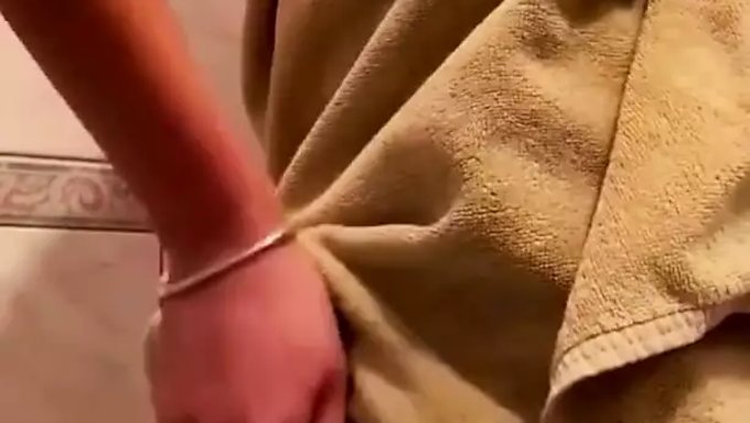 出轨的妻子在派对上被丈夫抓到洗澡