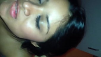 在墨西哥女孩的脸上射精