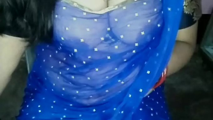 亚洲乡村女孩在色情视频中被手指和乳房抚弄