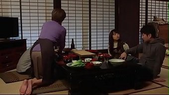 日本熟女被她妹妹的男...