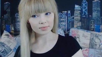 玩弄她紧绷的阴道:可...