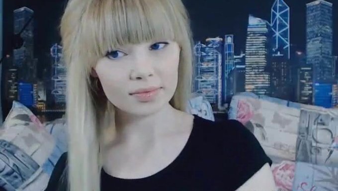 玩弄她紧绷的阴道:可爱的大学女孩自慰