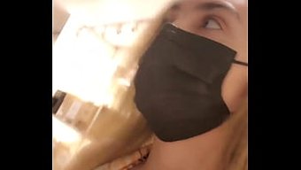 没有内裤的女人在商店射精
