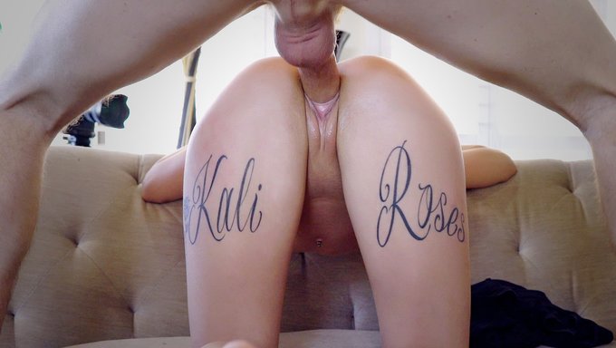 粗暴而准备好:金发宝贝kali Rose被内射了