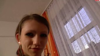 与性感的德国女孩自制肛交