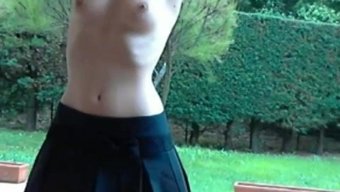 业余瘦女孩展示她的小胸部