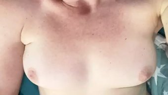 欧洲妈妈沉迷于独自玩耍