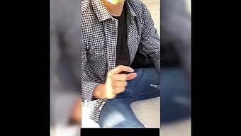 一个女孩为了钱同意在...