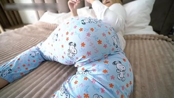 继女在门外看着a片,...