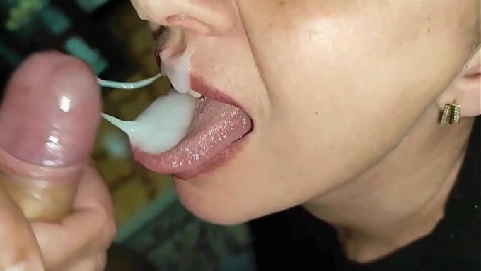 大奶拉丁熟妇被射得满嘴满脸都是精液,骚得不行。