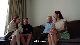 一对素人情侣互舔互摸...