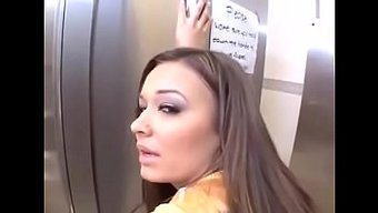 公共浴室与性感小妞的邂逅