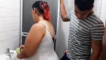 中断淋浴,享受一些热...