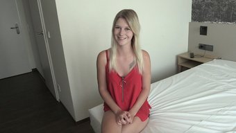 金发少女在这个高清视...