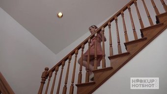 18+少女给幸运男子口交