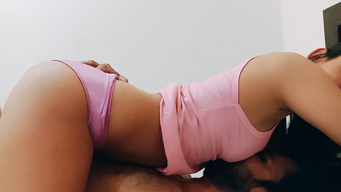 高清视频,女孩的乳头被抚弄,阴道被检查