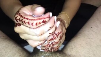 这个阿拉伯手交视频中...