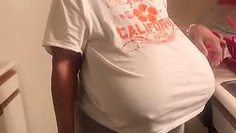 非洲无胸大奶妻子洗碗
