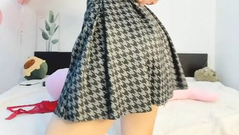 短裙和红色胸罩的少女...