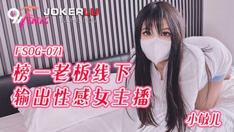 少女被阴茎填满她紧绷...