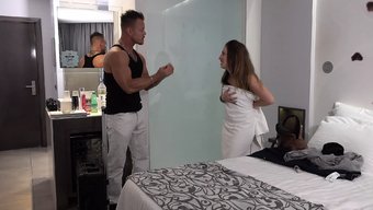 与诱人的金发女郎快速...