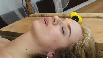丰满的欧洲宝贝享受强...